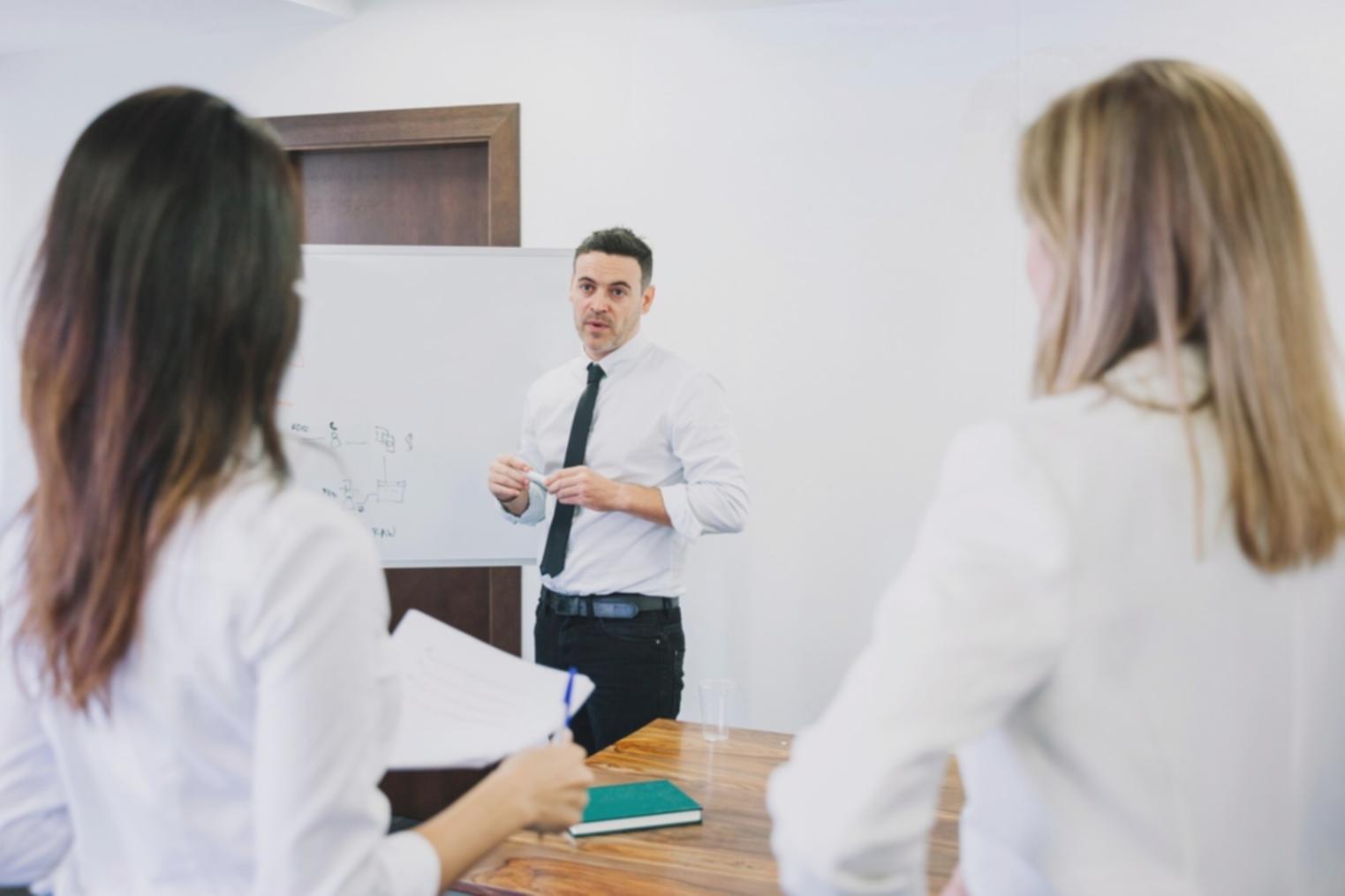 Documentos financieros y análisis de datos en mesa de trabajo profesional